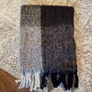NEW Lucky Brand grey gray warm white black cozy plaid checkered winter scarf